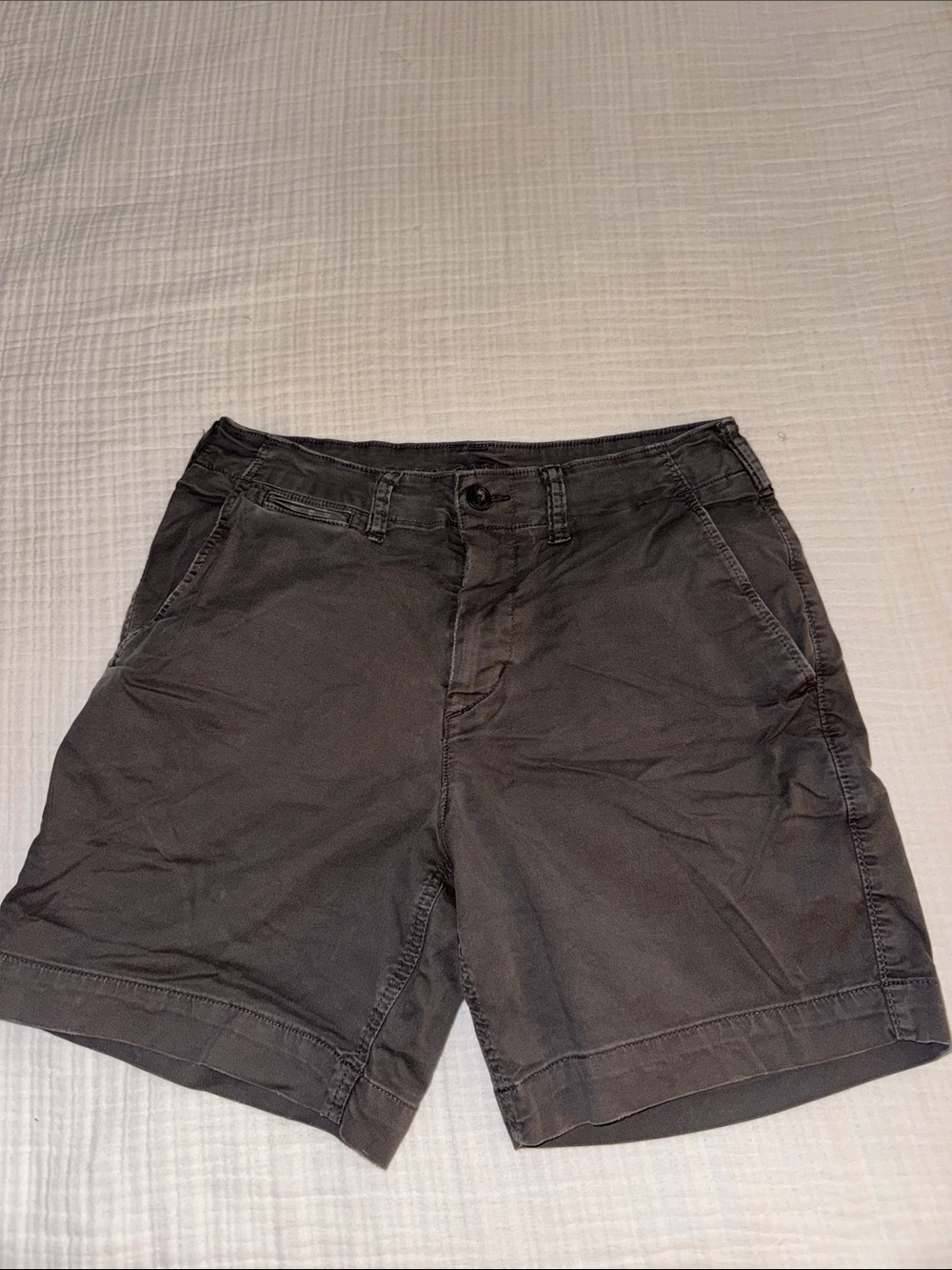 American Eagle Outfitters Men's Flat-Front Shorts — Charcoal Gray